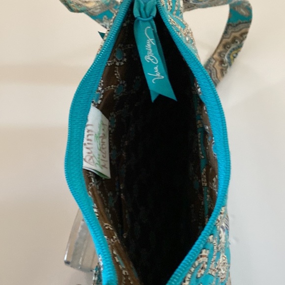 Quilted blue, white, brown
Vera Bradley blue paisley Crossbody Hipster purse. - Picture 8 of 9